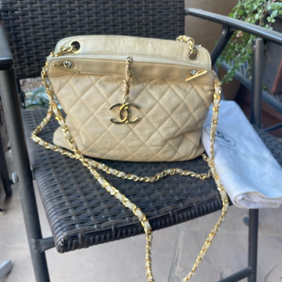 CHANEL Beige Quilted Shoulder Bag with Gold Chain - Picture 12 of 16